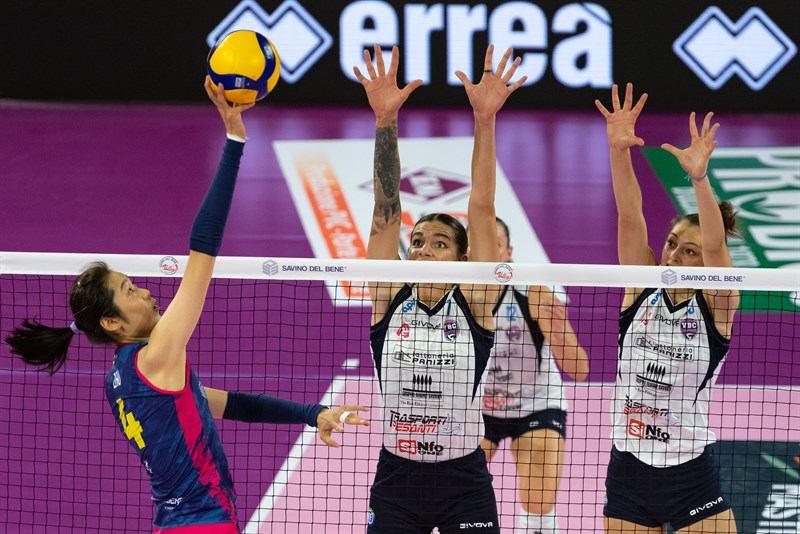 La Savino Del Bene Volley e Trasporti Pesanti Casalmaggiore in una azione di gioco.