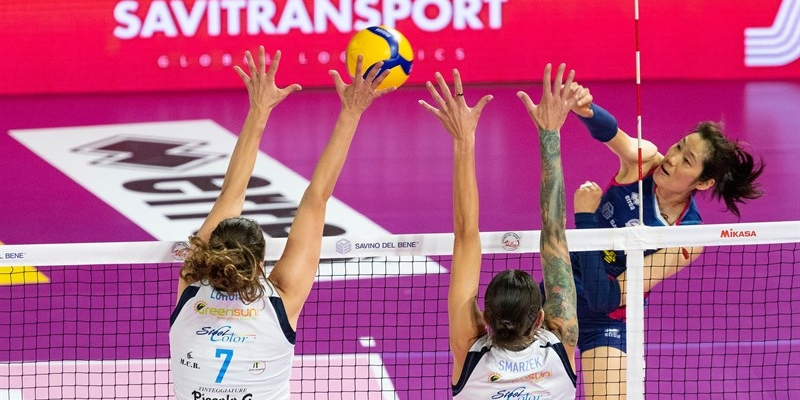 La Savino Del Bene Volley e Trasporti Pesanti Casalmaggiore in una azione di gioco.