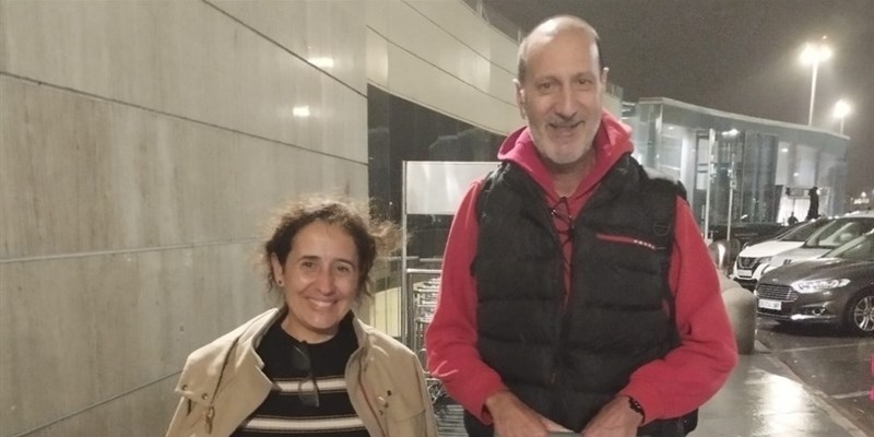 Il volontario italiano con la signora spagnola all'aeroporto di Valencia mentre il marito è andato a recupera l'auto.