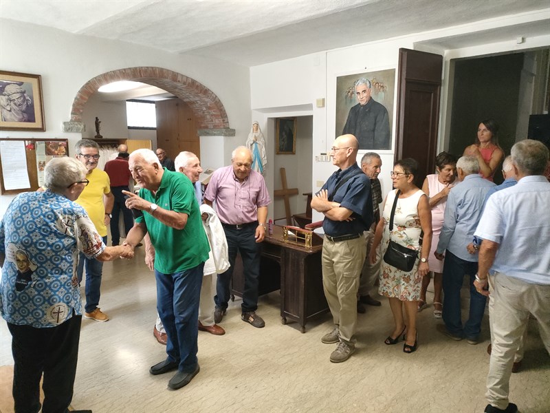 I borghigiani in fila per salutare don Pasquale Poggiali   