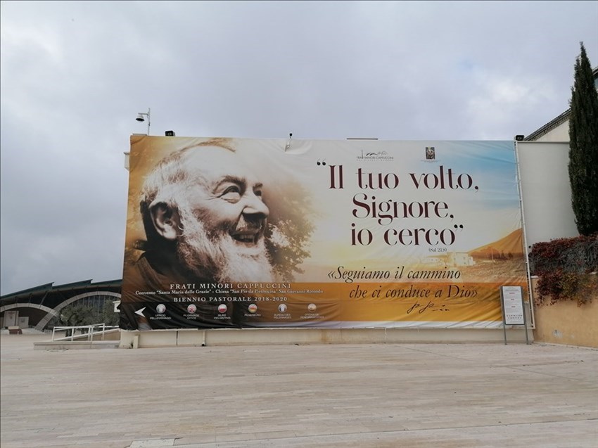 L'immagine del venerato Cappuccino davanti alla chiesa nuova