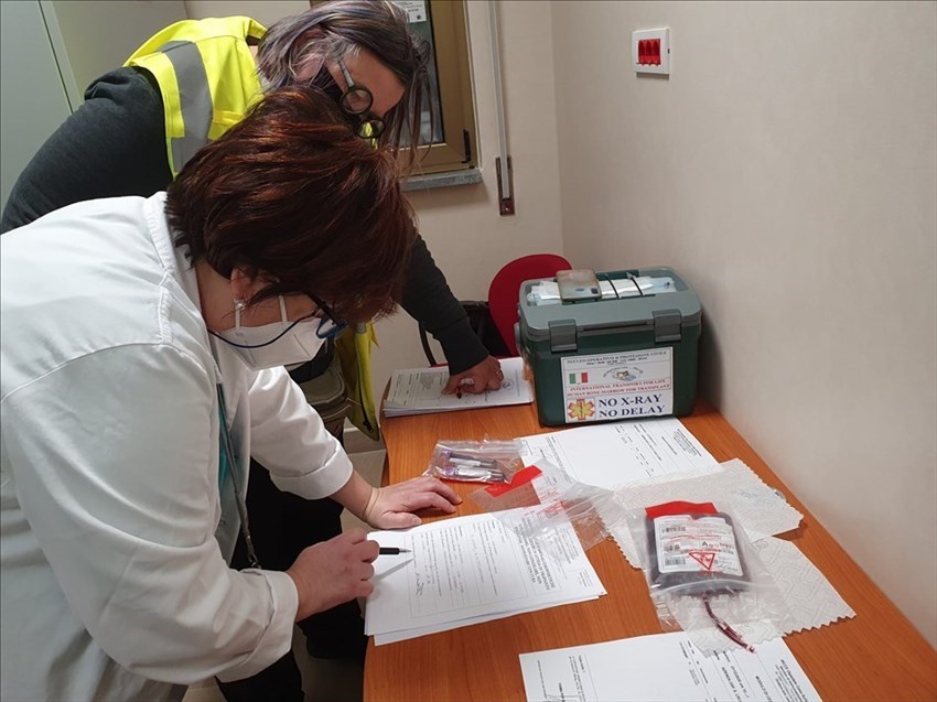 il momento della consegna del dono