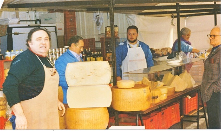 Il banco di generi alimentari e formaggi della famiglia Barletti, al mercato di Borgo San Lorenzo;  da sinistra si riconoscono Franco il fratello  Francesco e il figlio di quest’ultimo Andre