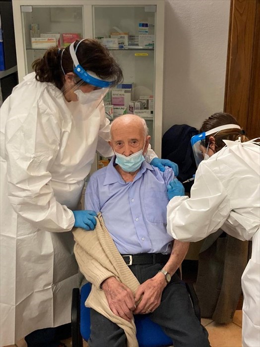 Il momento della vaccinazione di Nonno Basilio