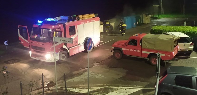 Cassonetto a fuoco in Via Puccini a Sieci, Vigili del Fuoco - Le foto inviate da un lettore