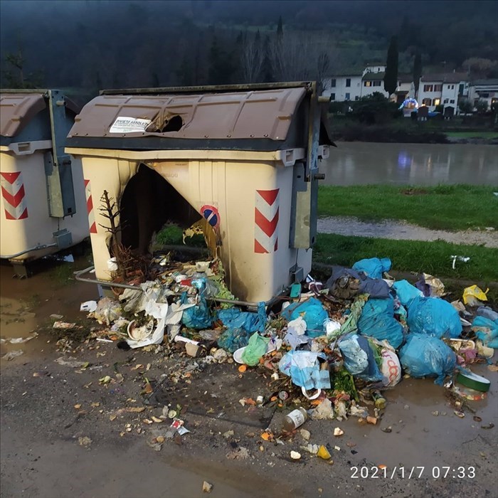 Cassonetto a fuoco in Via Puccini a Sieci, Vigili del Fuoco - Le foto inviate da un lettore