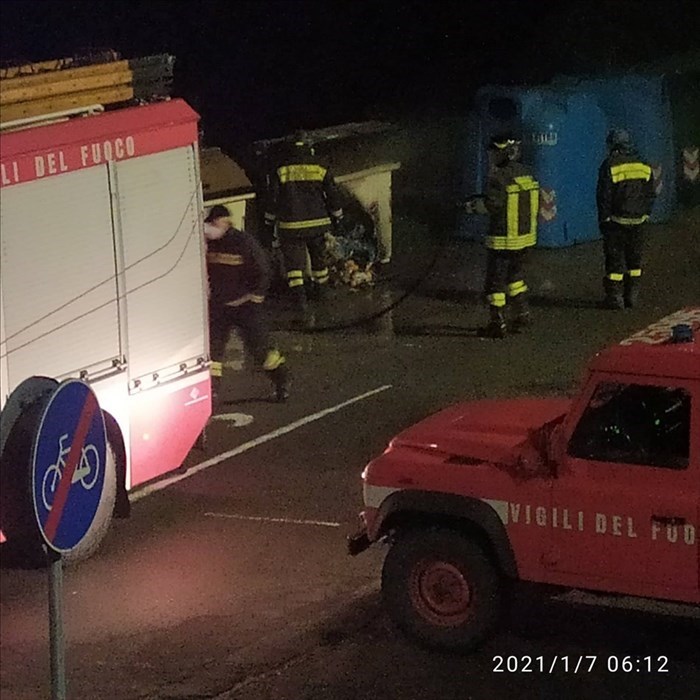 Cassonetto a fuoco in Via Puccini a Sieci, Vigili del Fuoco - Le foto inviate da un lettore