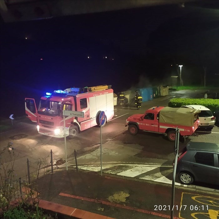 Cassonetto a fuoco in Via Puccini a Sieci, Vigili del Fuoco - Le foto inviate da un lettore