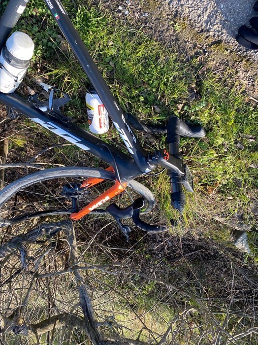 La bicicletta distrutta di Alessandro Iacchi dopo l'incidente