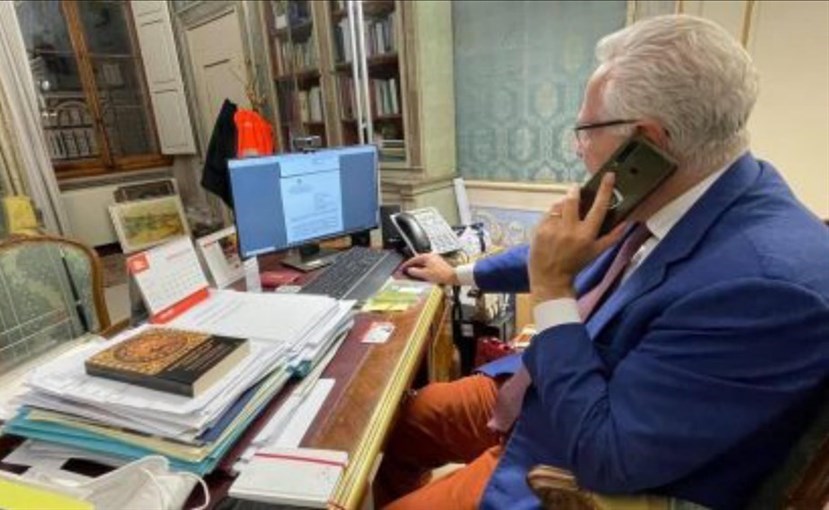 Il presidente Giani alla sua scrivania