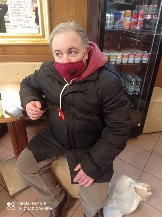 La distribuzione dei fiocchi di Andrea ad amici e cittadini di Rufina in occasione della giornata mondiale contro la lotta al cancro