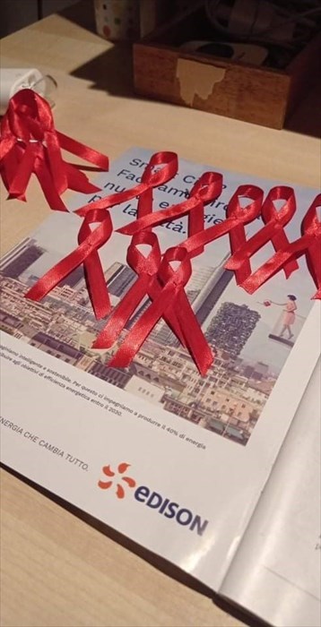 La distribuzione dei fiocchi di Andrea ad amici e cittadini di Rufina in occasione della giornata mondiale contro la lotta al cancro