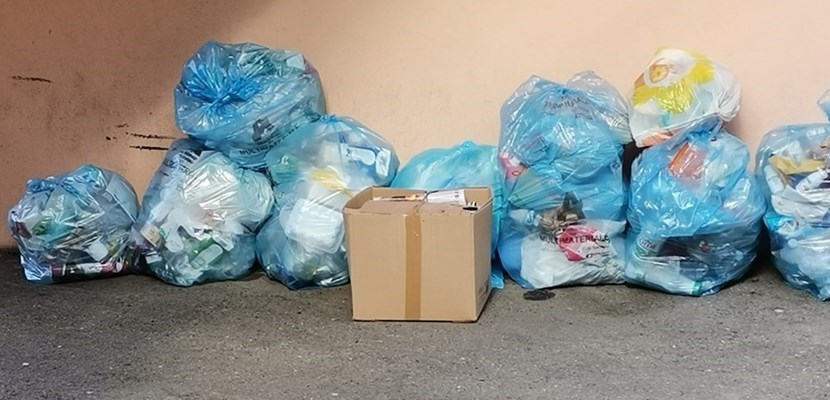 I rifiuti rimasti in strada a Borgo