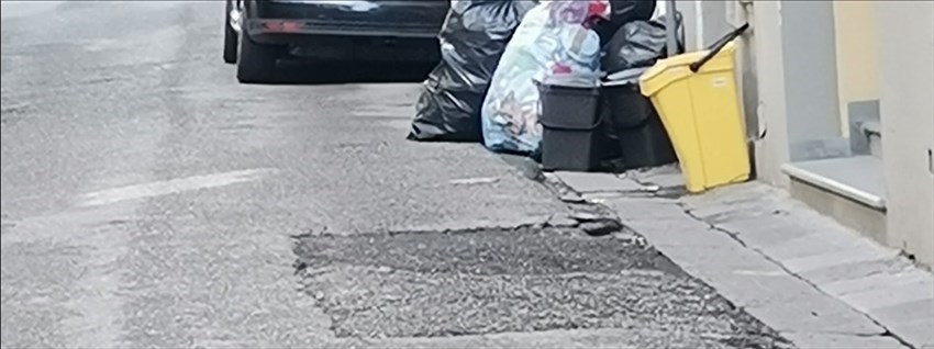 I rifiuti rimasti in strada