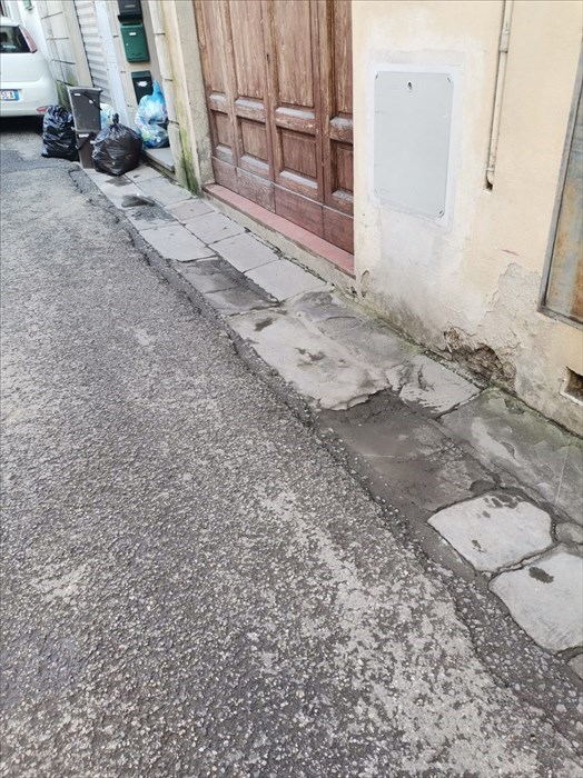 I rifiuti rimasti in strada