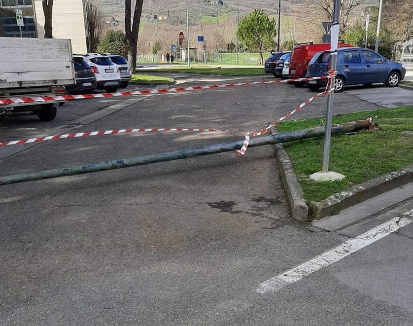 Lampione dell'illuminazione pubblica caduto domenica a Rufina in Piazza Don Milani