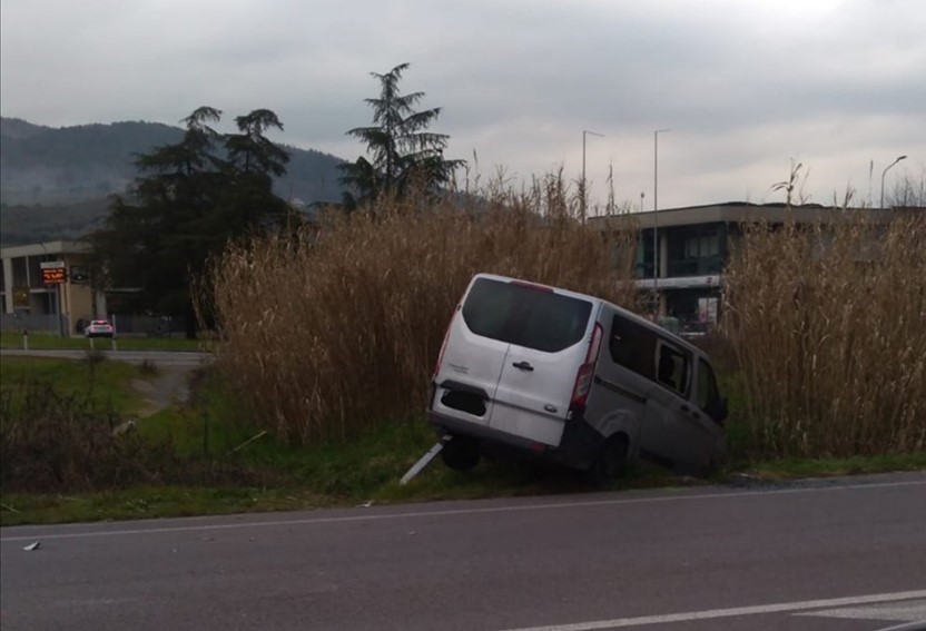 Furgoncino fuori strada lungo la Variante della Ss67 a Pontassieve