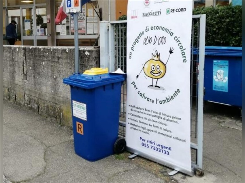 Progetto Olio d'Oro, raccolta oli esausti nelle scuole di Pontassieve: in foto la raccolta alla scuola Galilei di Sieci