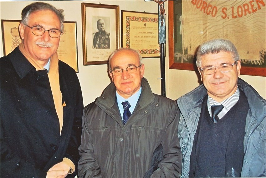 A sinistra Adriano Borgioli, con gli amici Gianfranco Grossi e Mario Chirico, “festaioli” durante una cerimonia della Misericordia di Borgo San Lorenzo.