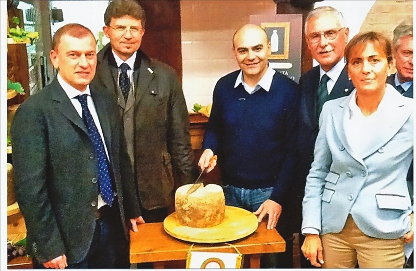 Adriano Borgioli a destra con l’amico Luigi Bolli al Palazzaccio di Senni alla presentazione del “Gran Mugello Ubaldino”