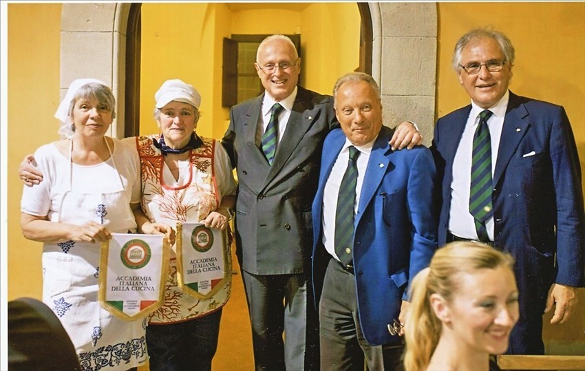 Adriano Borgioli a destra durante un evento culinario a Villla Pecori Giraldi a cura dell’Accademia della Cucina