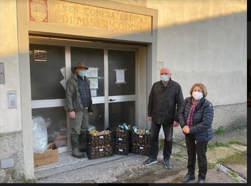 Adriano Borgioli, otto giorni orsono, davanti alla sede della Misericordia di San Piero a Sieve con le derrate da distribuire alle famiglie bisognose.