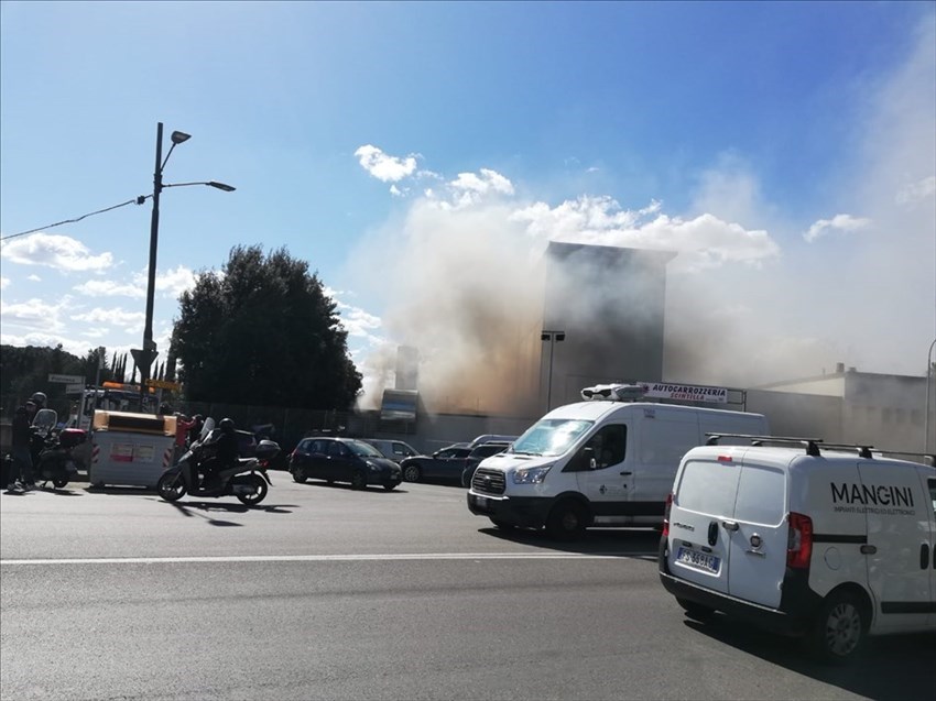 Incendio carrozzeria Via Pistoiese