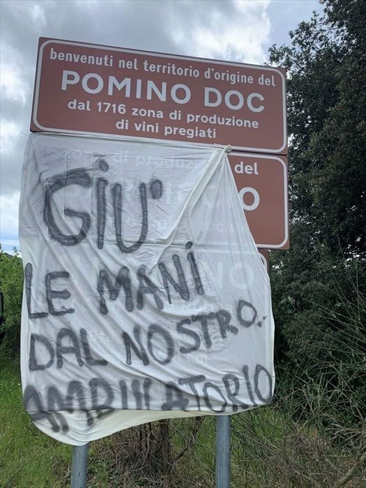 Striscioni per salvare ambulatorio a Pomino