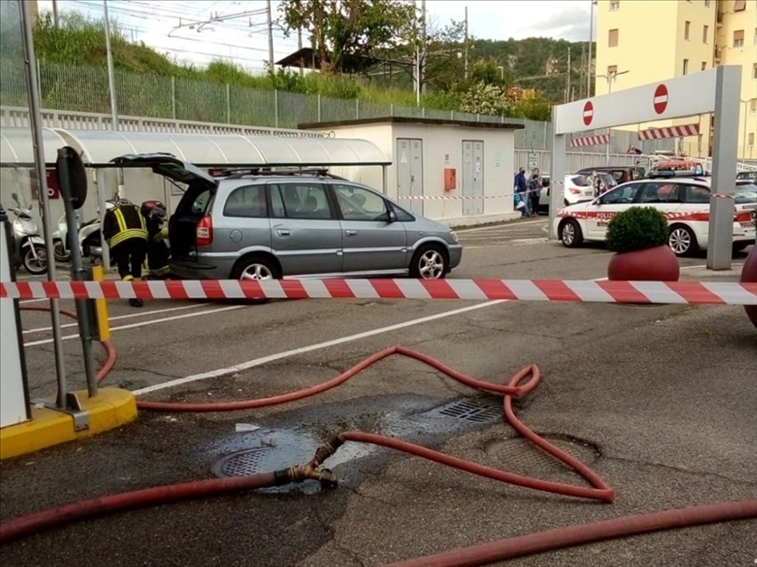 Parcheggio coop pontassieve delimitato - operazione in corso dei Vigili del Fuoco