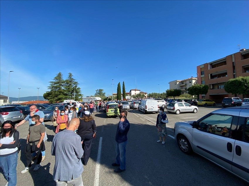 Vaccini all'Hub di Reggello: la coda infinita