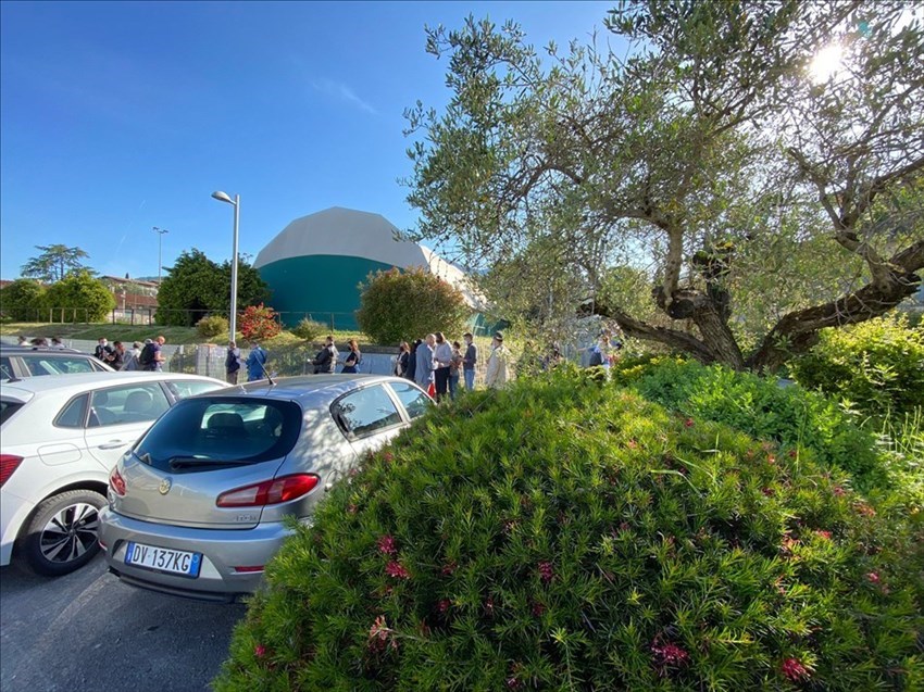 Vaccini all'Hub di Reggello: la coda infinita