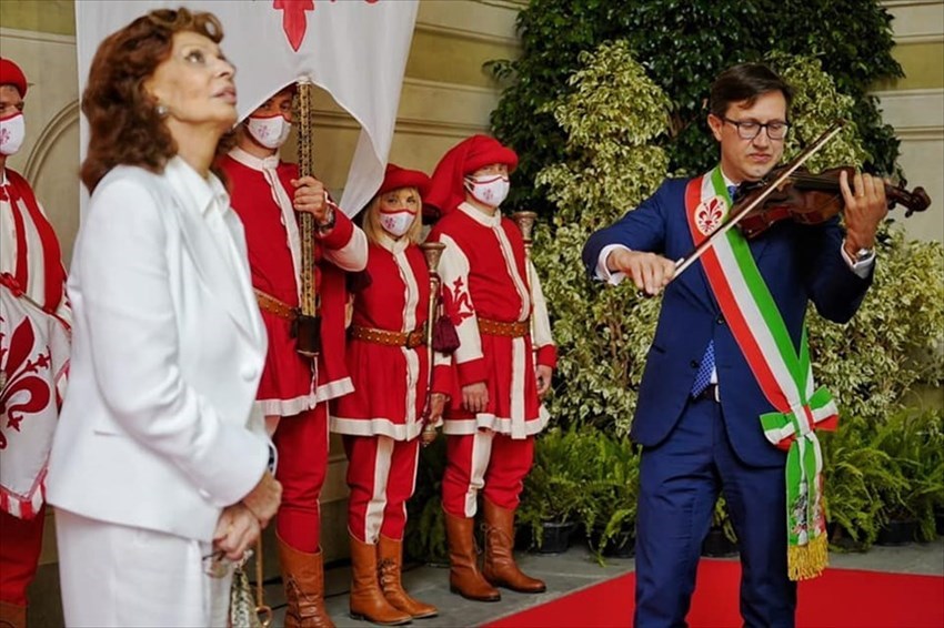 Sofia Loren ascolta il sindaco Nardella che al violino suona per lei "O sole mio"