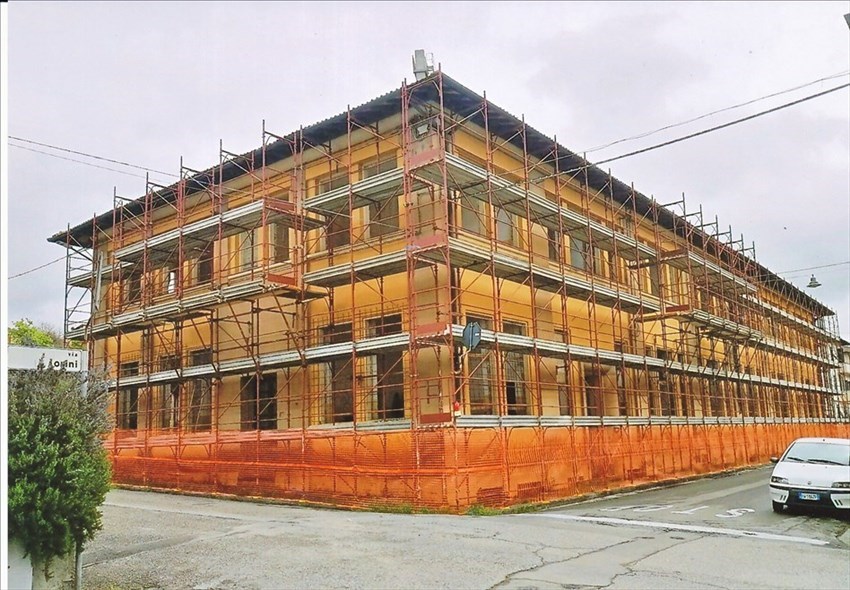 L’edificio è ormai tutto circondato dai ponteggi per l’inizio dei lavori