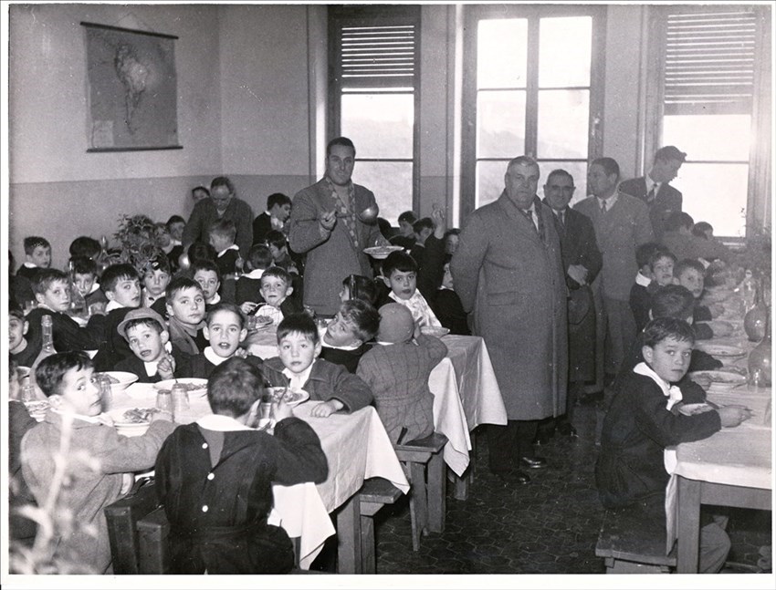 L’inaugurazione della mensa scolastica. Si riconosce al centro il maestro Torello Sardi, l’assessore Agostino Rossi, il segretario  comunale Alberici e i maestri Giannelli e Bartolini.