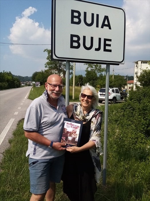 Mara Massetani consegna il libro sul Teen Club al fratello Marco a Buia.