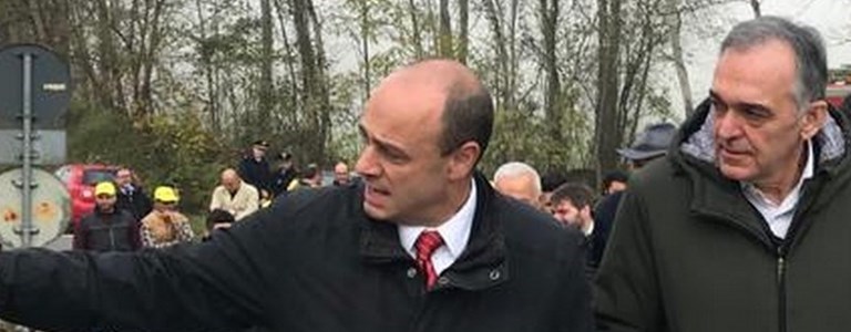 Moschetti (a sinistra) in una foto con il presidente della Toscana, Enrico Rossi