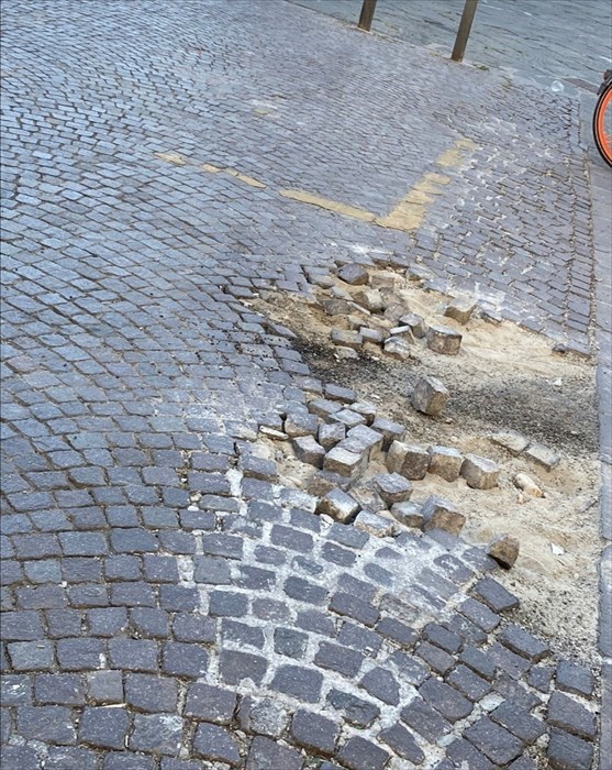 i sanpietrini rovinati dal passaggio delle auto