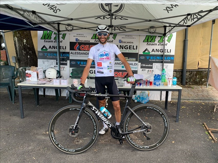 Stefano Zeni con la maglia di Everesting