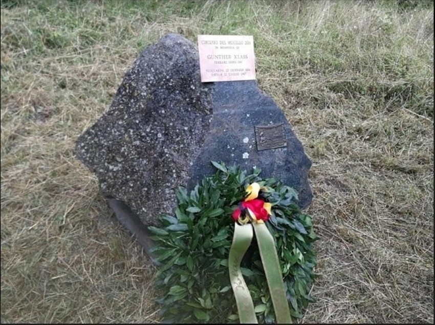 Il cippo in pietra serena sul prato del “Favale”  nel ricordo del pilota tedesco della Ferrari.