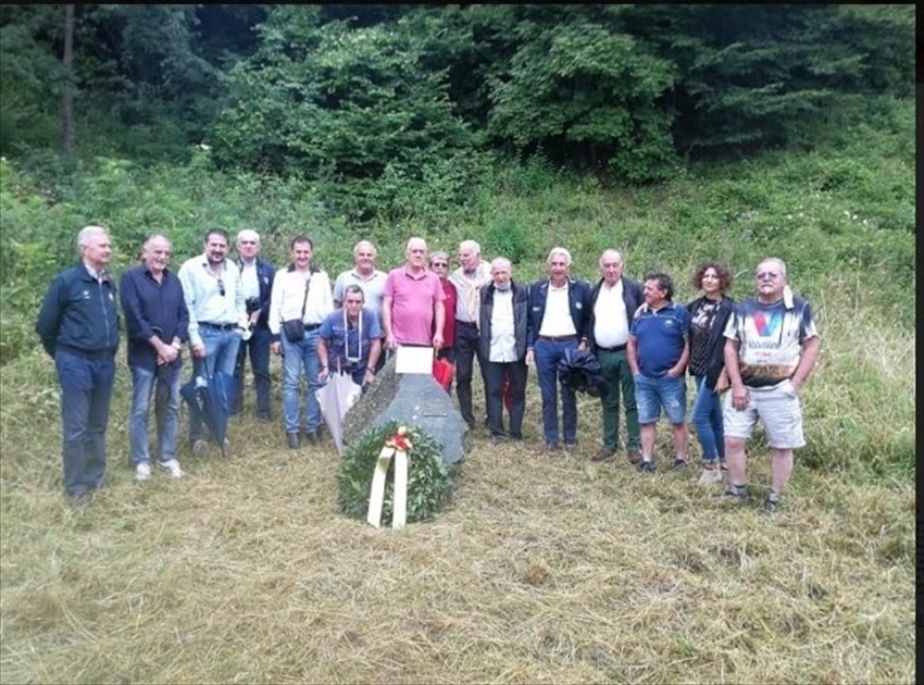 Il gruppo di amici davanti al Cippo in pietra che ricorda la morte del pilota Guntehr Klass.