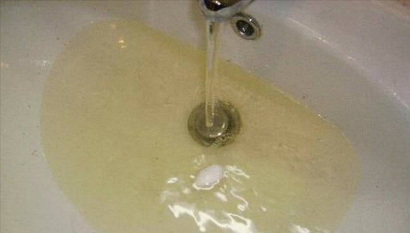 L'acqua gialla che usciva ieri a Barberino