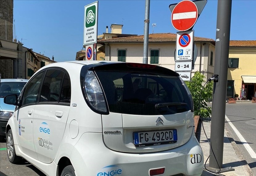 La stazione di ricarica in Piazza della Vittoria a Vicchio