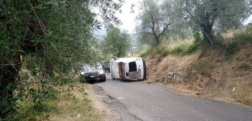 Auto ribaltata in Via di Campicuccioli nel Comune di Pelago