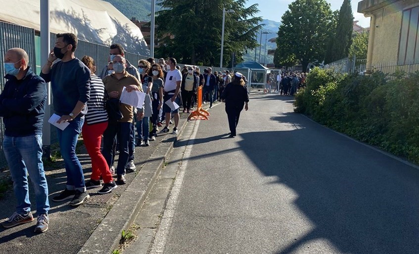 Persone in fila sotto il sole. Foto di repertorio