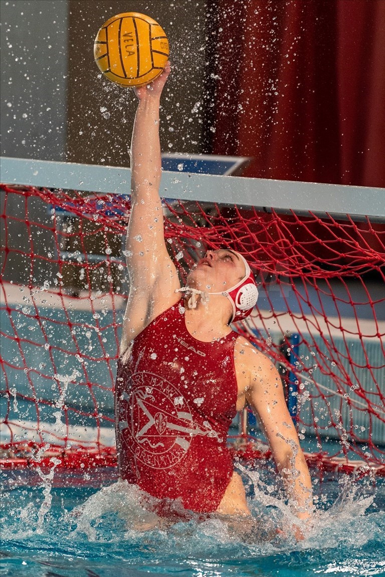 Il portiere della Rari Nantes Florentia Caterina Banchelli (1),  protagonista di splendide parate e di insuperabili gesti atletici.