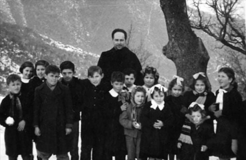 Una delle più classiche immagini di Don Milani nella sua scuola