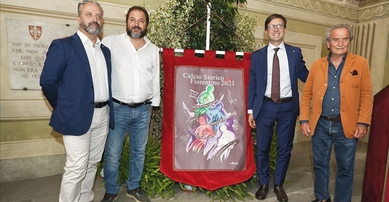 Filippo Giovannelli, Michele Pierguidi, il palio, il Sindaco Dario Nardella e l'autore del palio