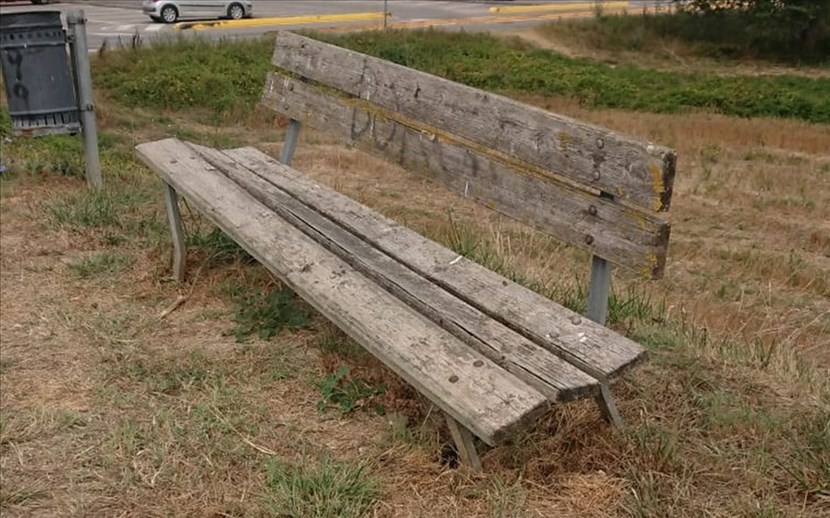 Una delle panchine che hanno ceduto