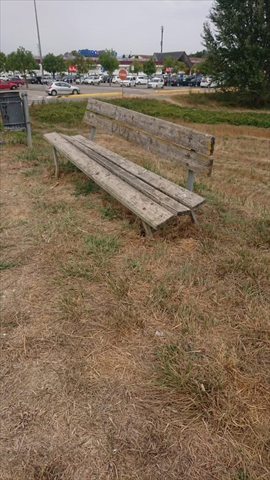 Le panchine in questione, alcune hanno ceduto altre sono ormai 'scalzate'