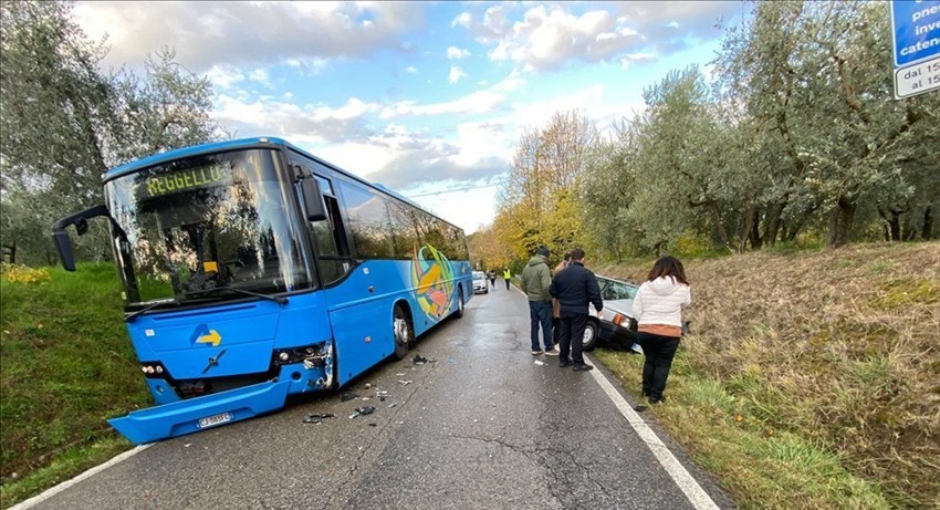 Frontale autobus - autovettura a Reggello